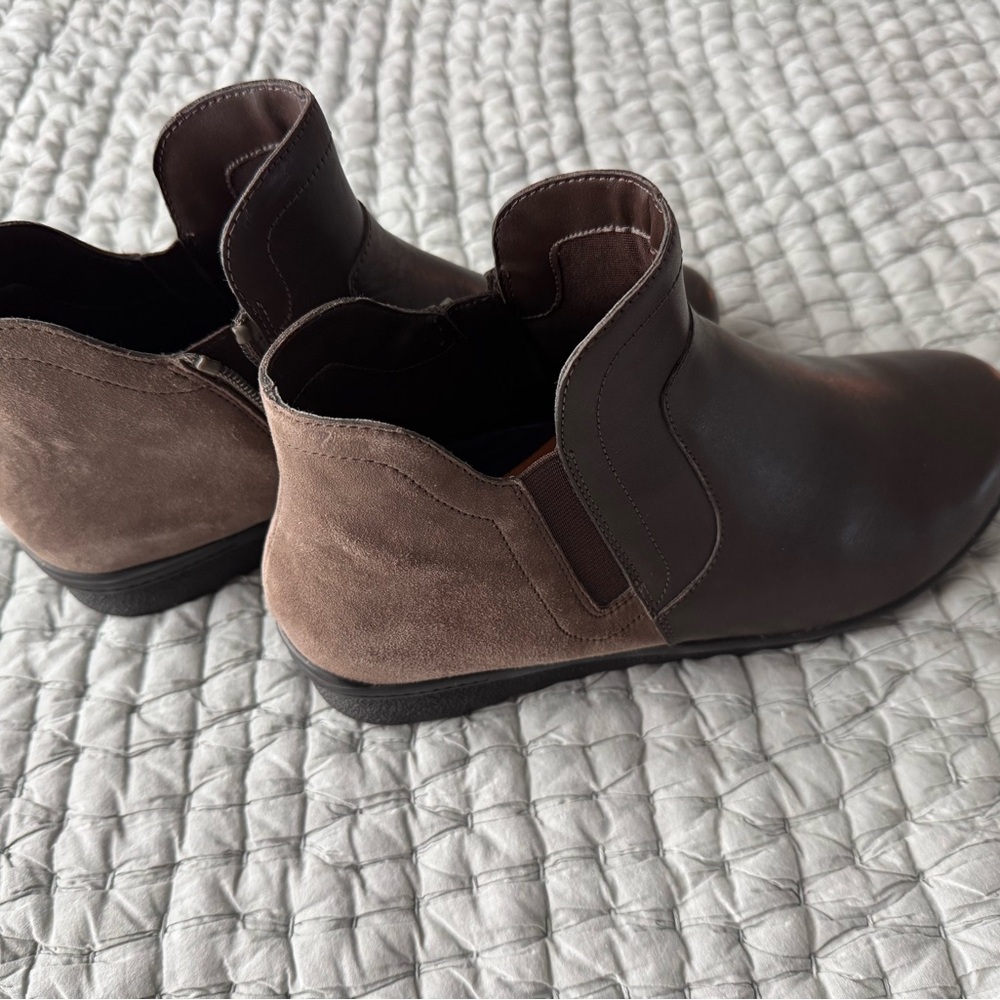 Aravon Brown Ankle Boots